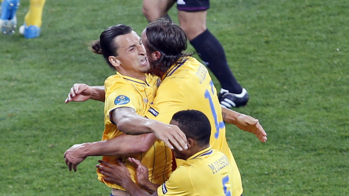 Zlatan, Jonas Olsson och Martin Olsson firar första målet mot Ukraina i EM.