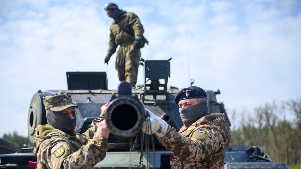 Ukrainska soldater vid en Leopard 1-stidsvagn i maj 2023. Arkivbild.