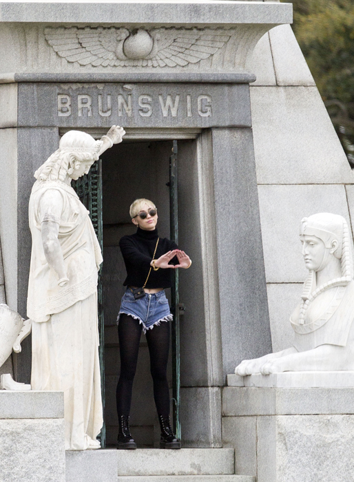 Miley Cyrus besökte en kyrkogård och ett kapell under sin resa till New Orleans. Men oroa er inte, senare på kvällen gick Miley på strippklubb! Miley Cyrus besökte en kyrkogård och ett kapell under sin resa till New Orleans. Men oroa er inte, senare på kvällen gick Miley på strippklubb!