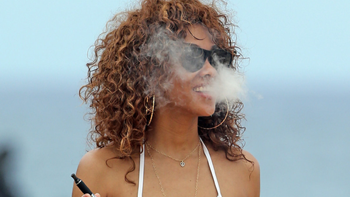 Bria Murphy röker en e-cigg på Hawaii.