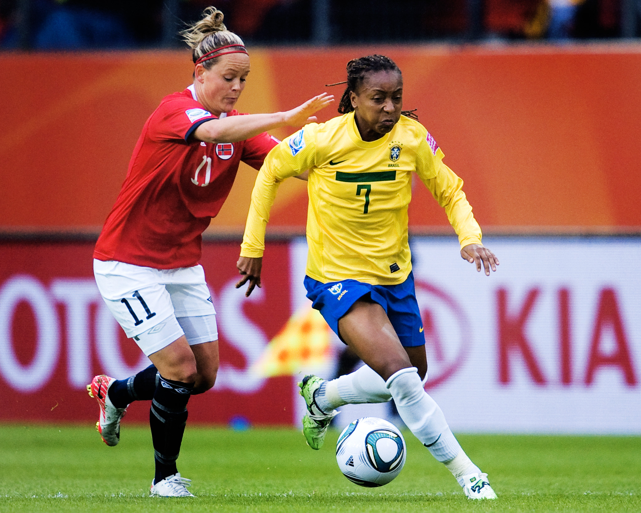 Larsen Kaurin spelade i landslaget så sent som 2013 – nu funderar hon på att sluta med fotboll. 