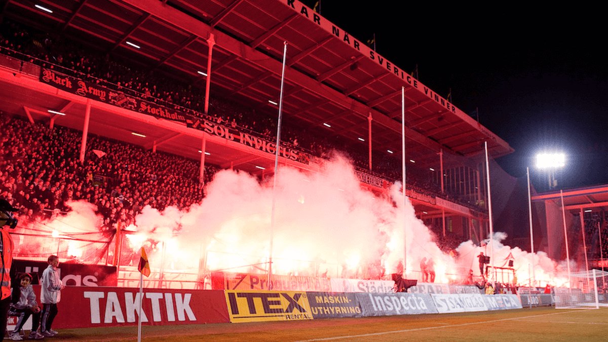 Pyroshow från AIK-supportrarnas sida. 