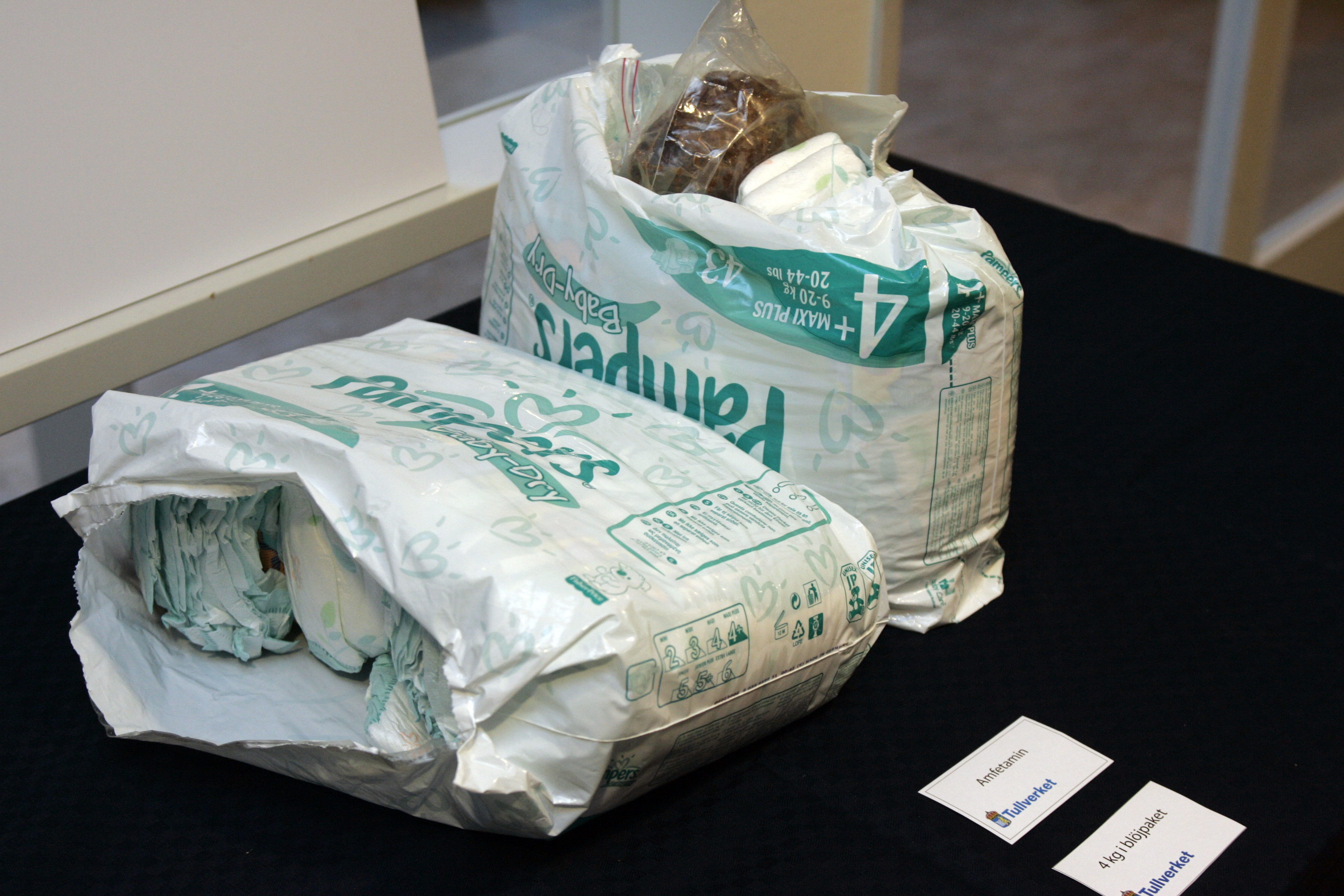 Tullbeslag av amfetamin som smugglats i blöjpaket.