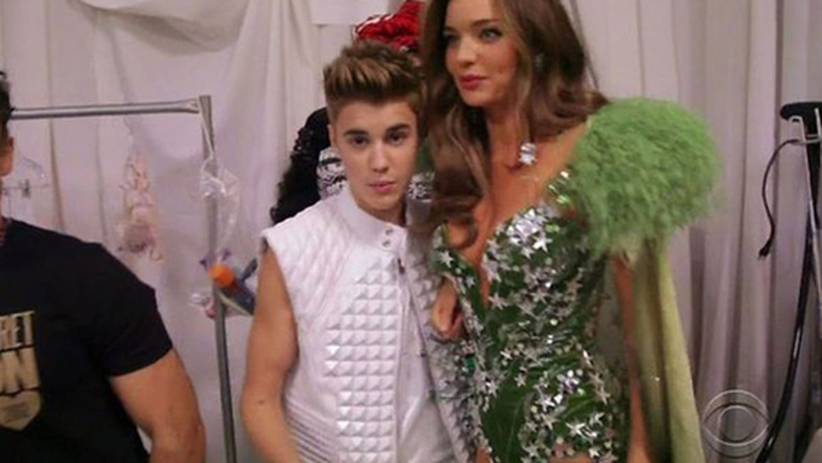 Supermodellen Miranda Kerr och Justin Bieber poserar tillsammans. 