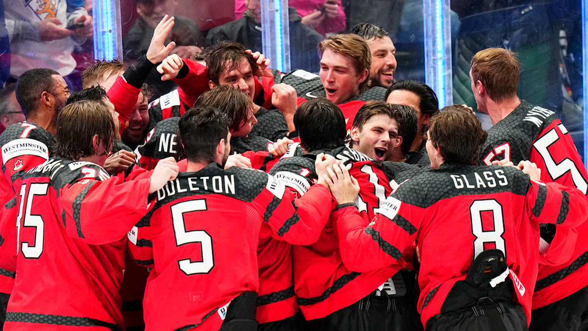 Guldjubel. Kanadas spelare firar sitt historiska 28:e VM-guld.