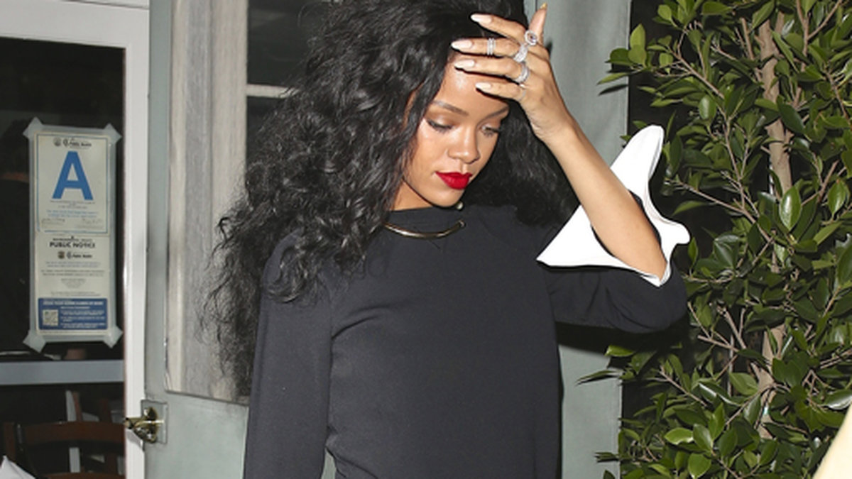 Rihanna lämnar restaurangen Giorgio Baldi efter en middag med Coldplays frontfigur Chris Martin.