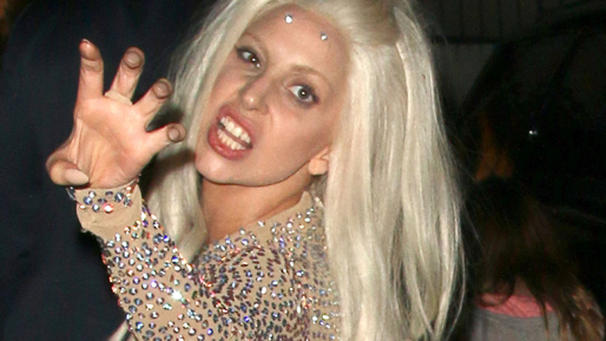 Gaga lämnar Chateau Marmont i den här glittriga outfiten.