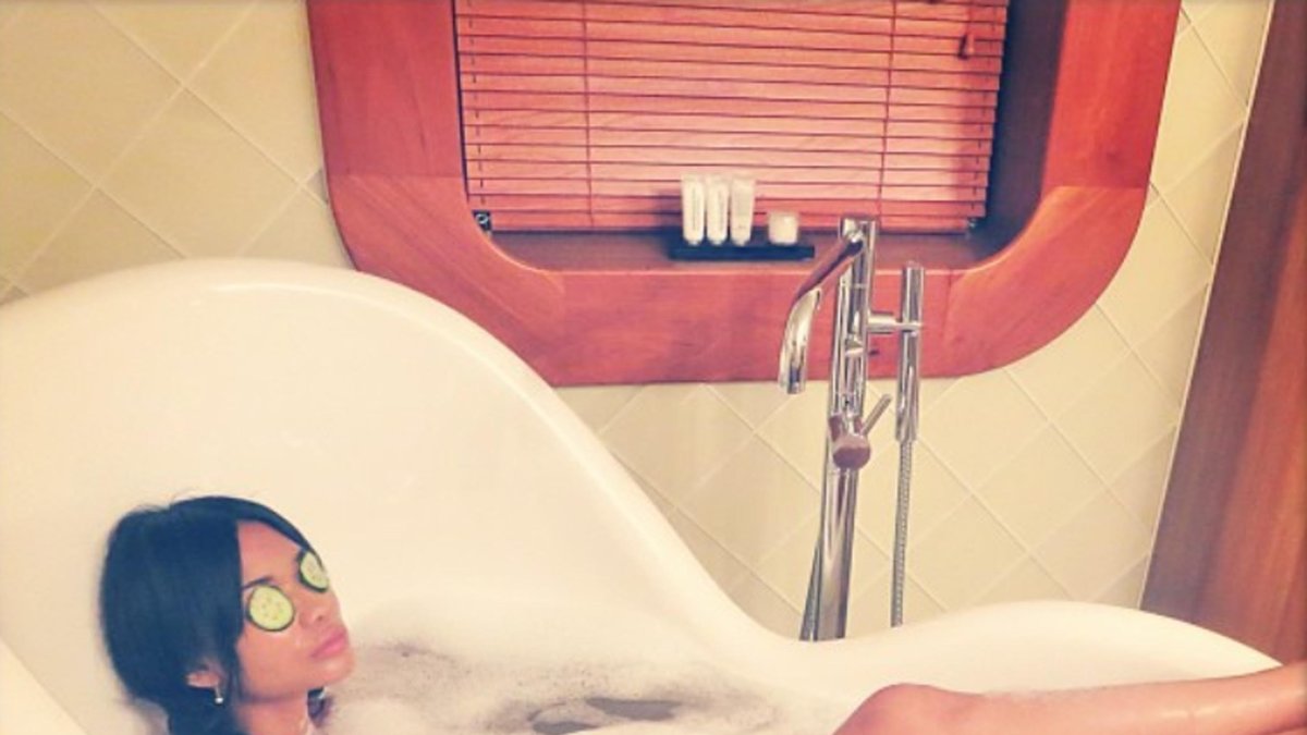 Modellen Chanel Iman tar ett skönt bad.