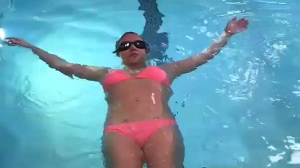 Britney tar ett dopp i poolen. 