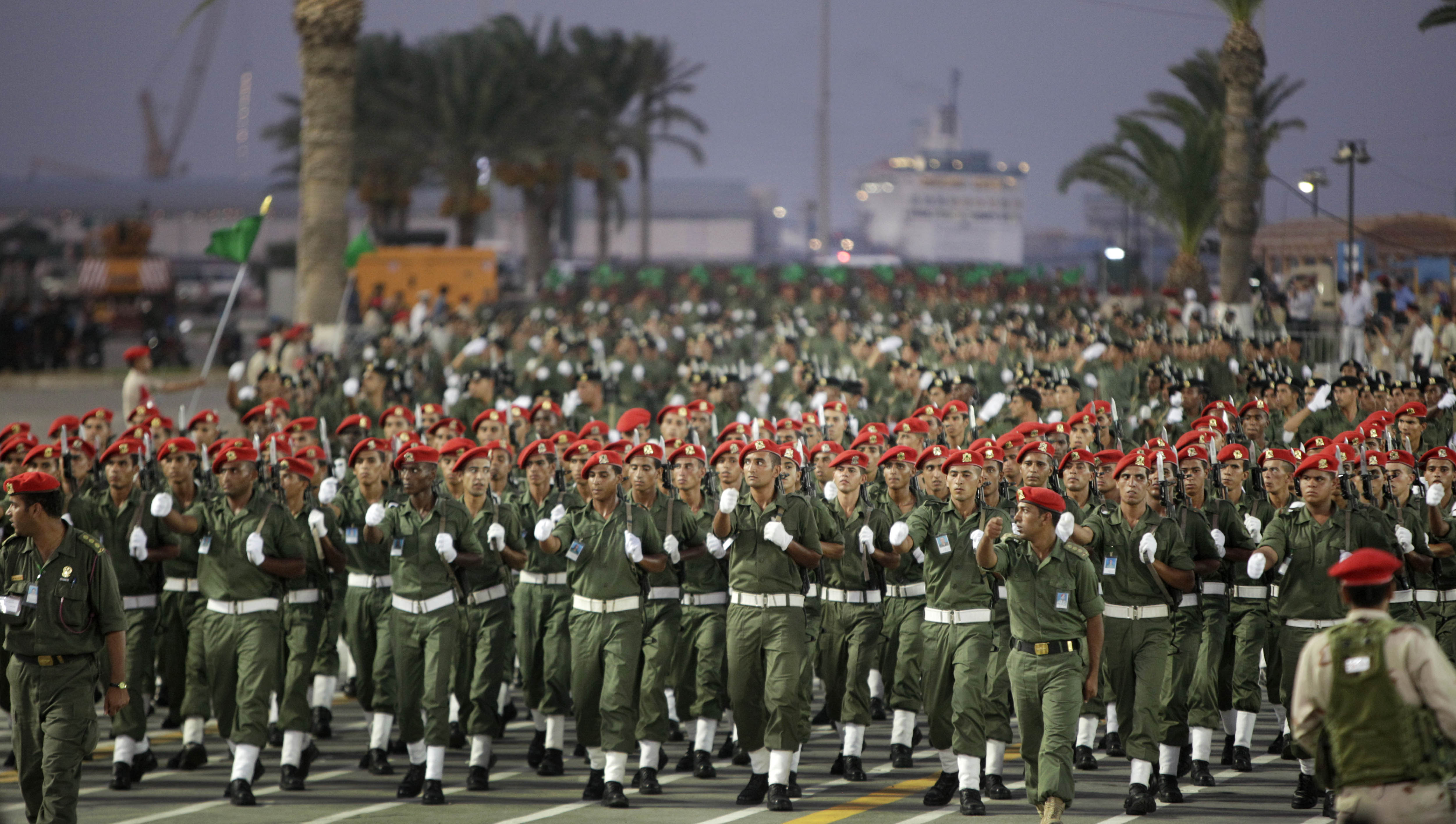 Militären paraderar i upprorets Libyen.