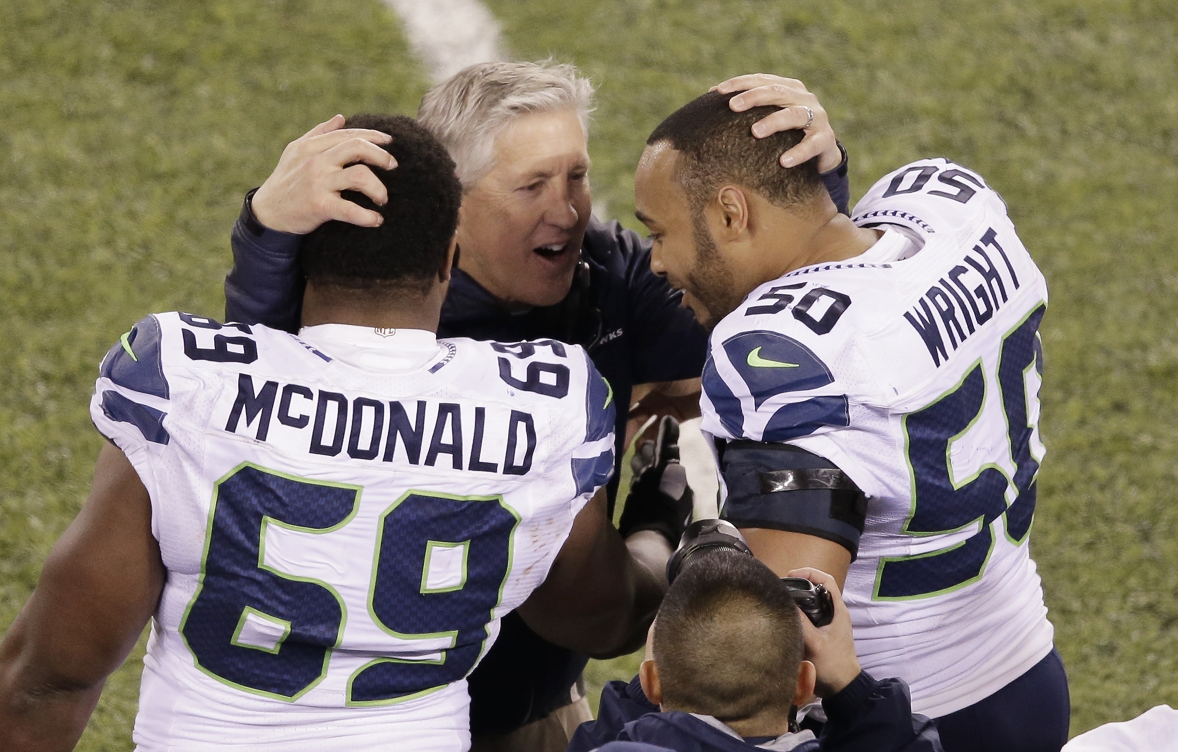 Tränaren Pete Carroll och spelarna Clinton McDonald och K.J. Wright firar segern. Tränaren Pete Carroll och spelarna Clinton McDonald och K.J. Wright firar segern.