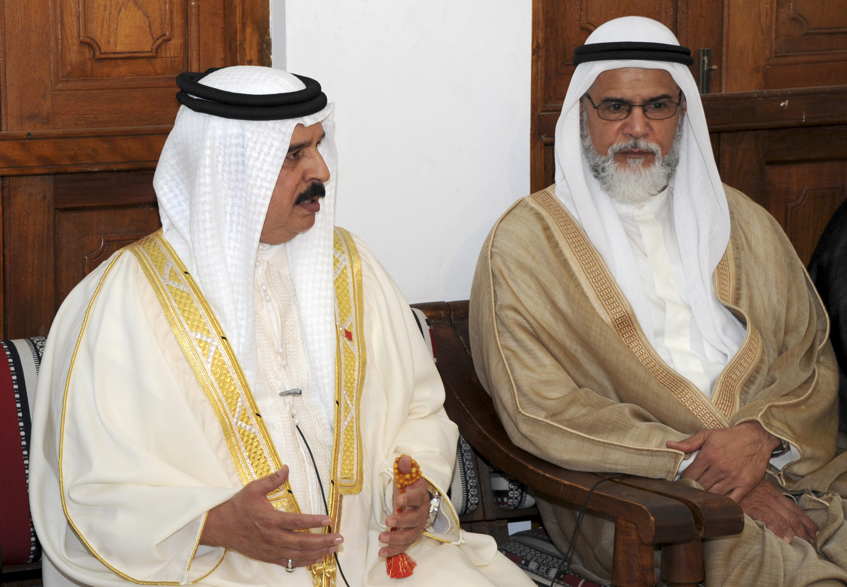 Bahrains kung Hamad, till vänster, pratar med en skriftlärd sunnimuslim.
