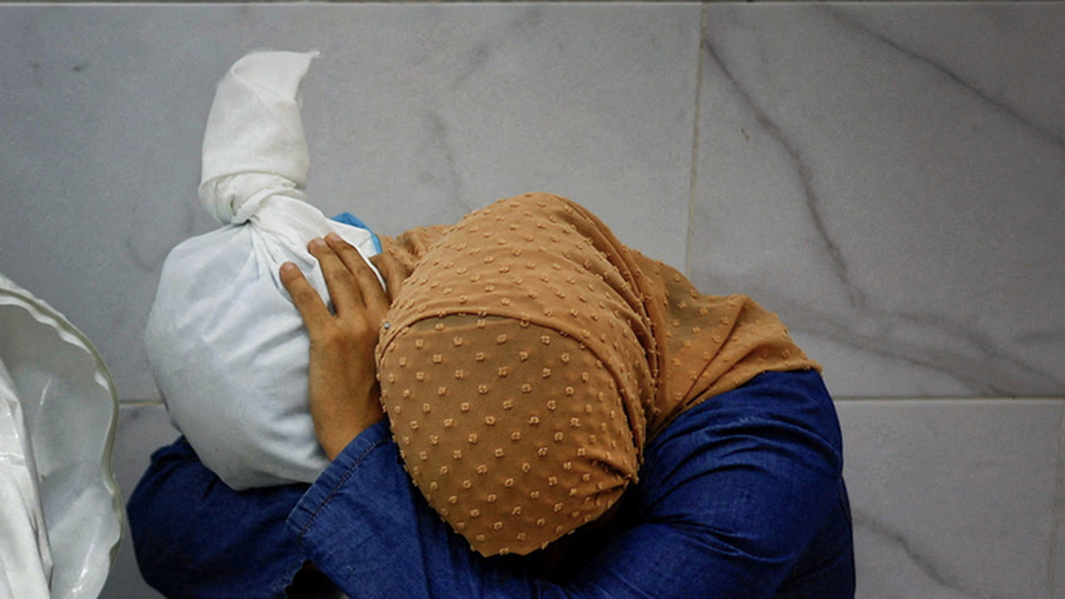Inas Abu Maamar håller femåriga Salys kropp i Khan Yunis i Gaza i den 17 oktober.