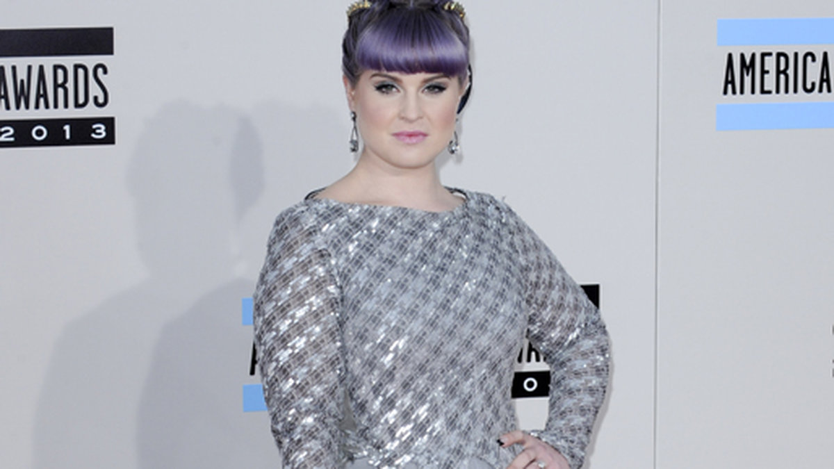 Kelly Osbournes klänning har hånats av både amerikansk och brittisk media. Den är designad av Rami Al Ali.