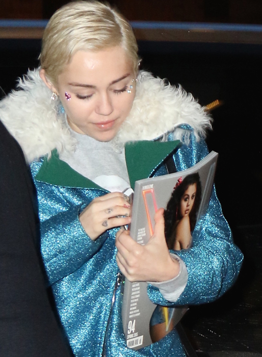 Miley Cyrus har ätit lunch med en kompis i New York. Miley Cyrus har ätit lunch med en kompis i New York.
