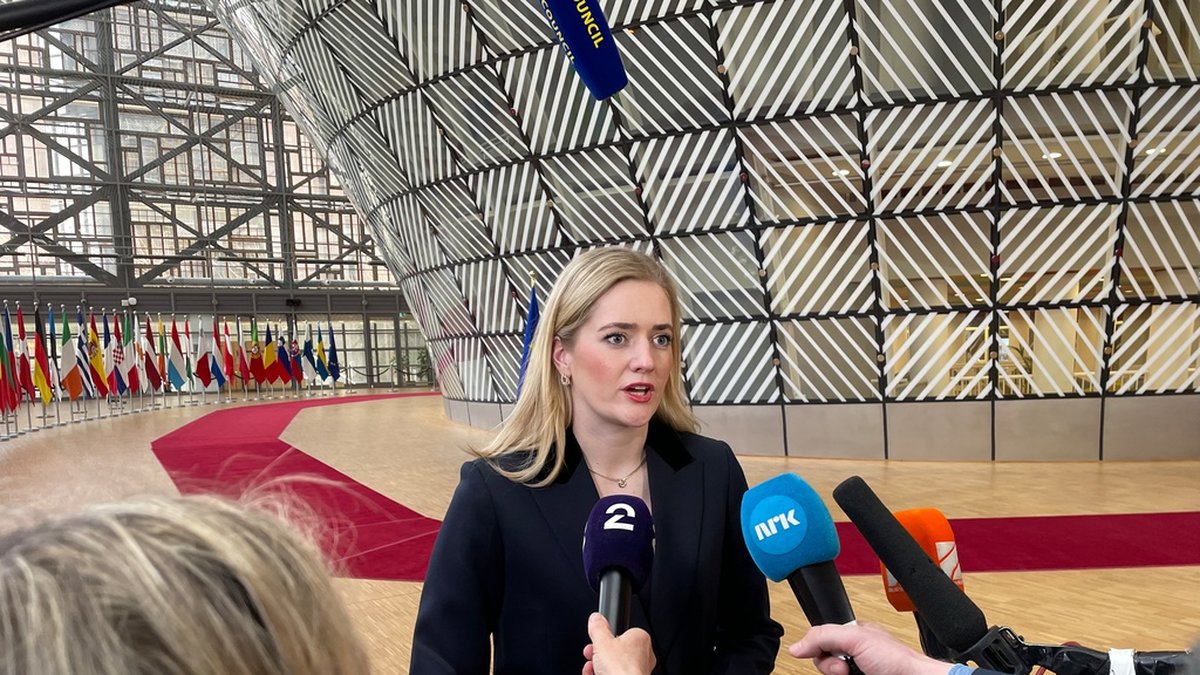 Norges justitieminister Emelie Enger Mehl på väg in till måndagens möte med EU-ländernas migrationsministrar i Bryssel.