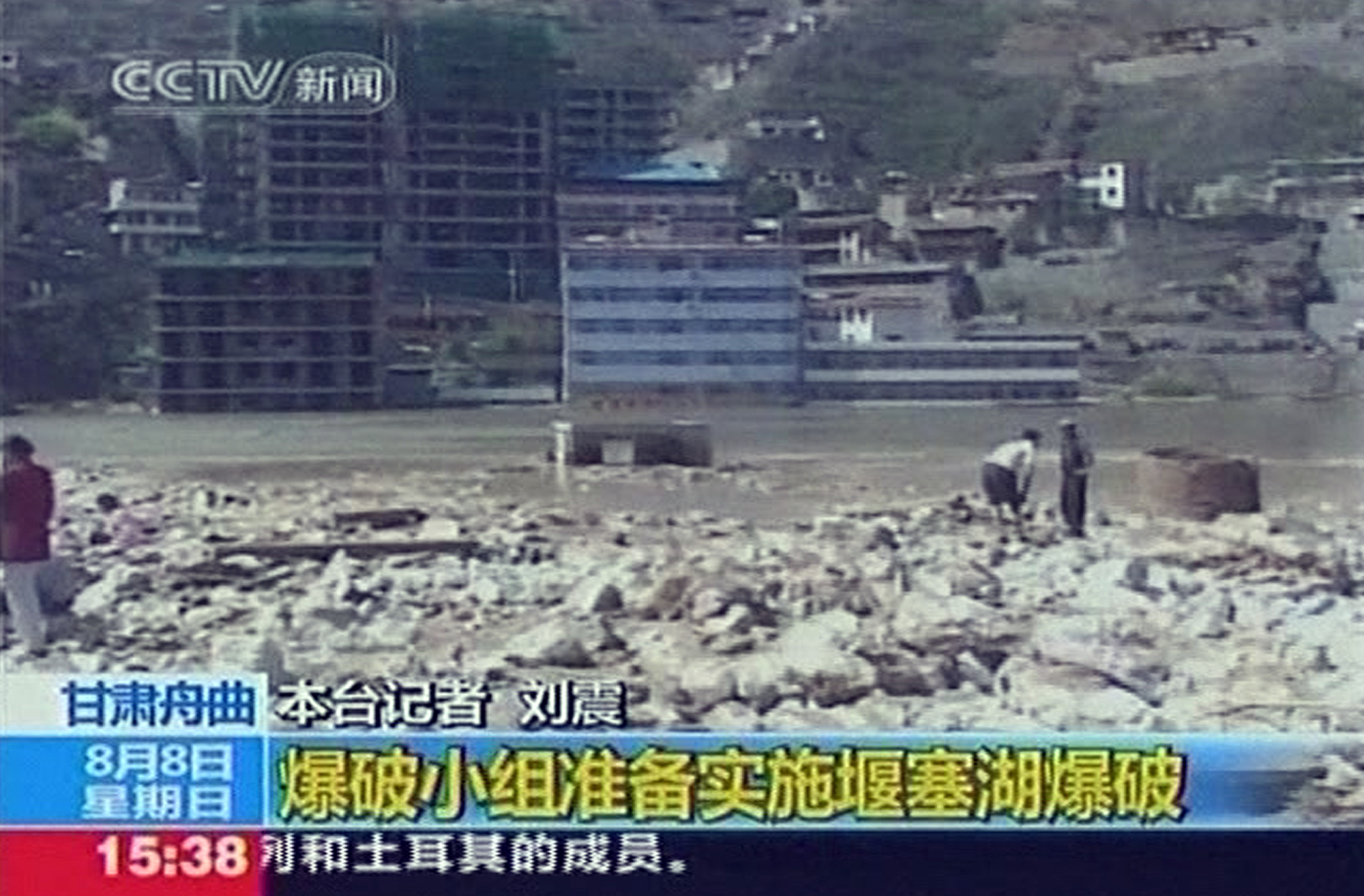 Räddningsarbetet pågår. I Zhouqu deltar  nästan 3 000 soldater.