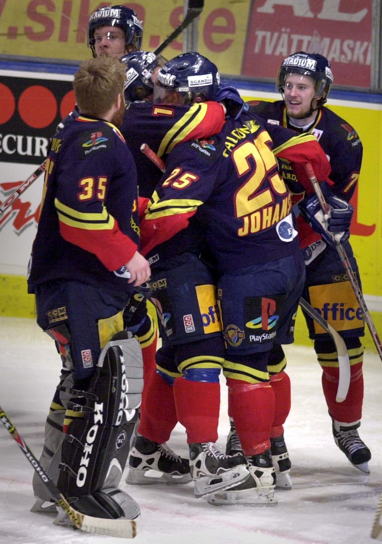 SM-final mellan Djurgården och Färjestad 2001.
Finalmatch nr 5 på Globen i Stockholm. På bilden: Micke Johansson och Djurgården har avgjort i sudden death och firas med kramar av glada lagkamrater.