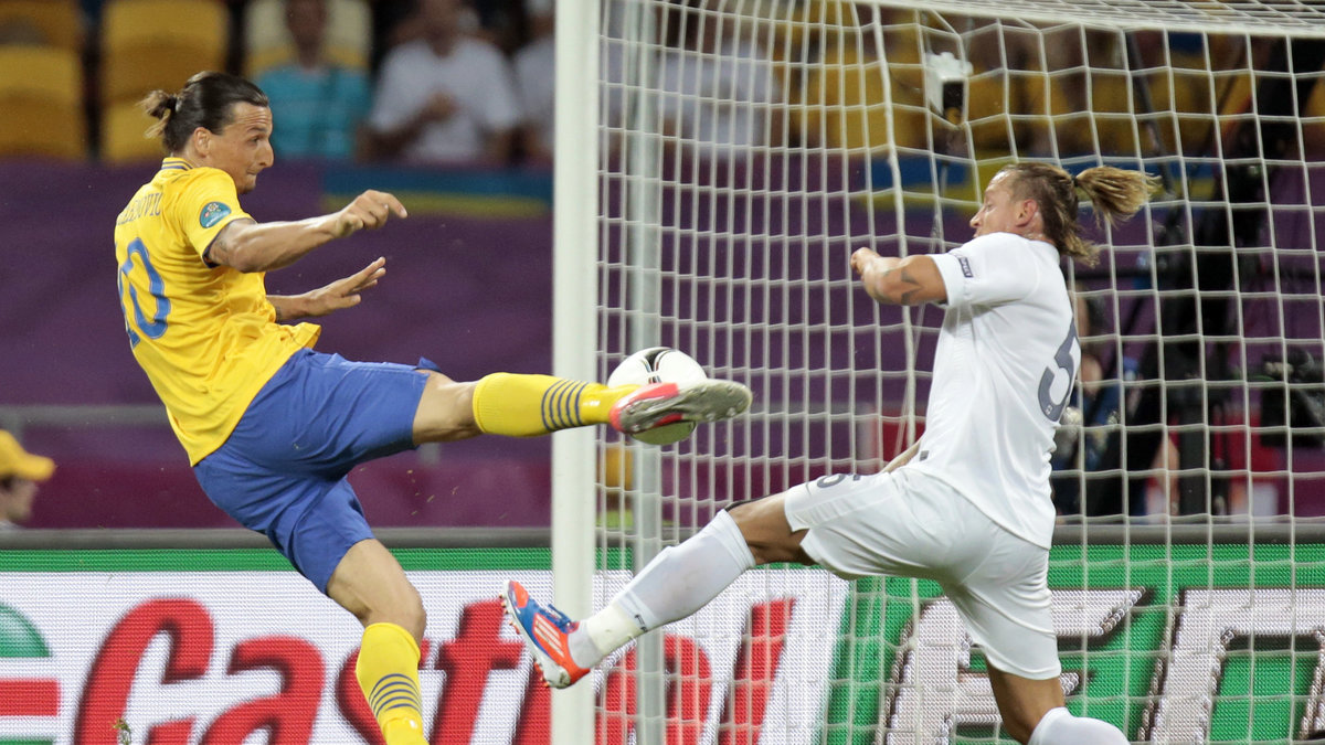 Zlatan nästan låg i luften när bollen nådde hans fot.