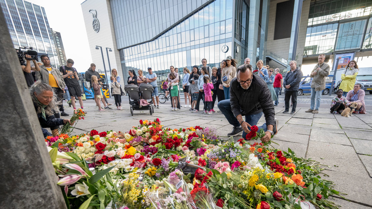 Blomsterhav vid Metrostationen mittemot ingången till köpcentret Fields strax utanför Köpenhamn dagen efter skottdådet, som ledde till att tre personer miste livet. Arkivbild.