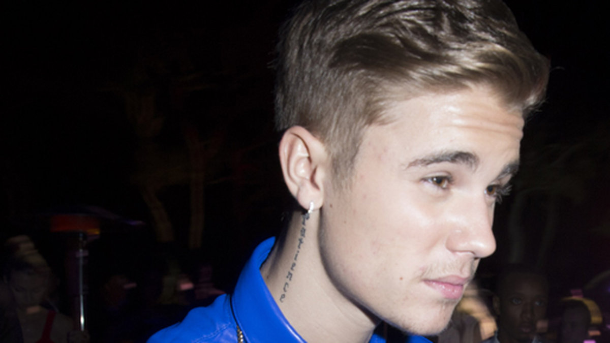 Justin Bieber lyxar till det med en blå läderskjorta i Cannes. 
