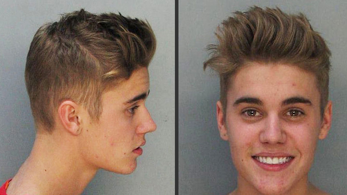 Biebers mugshot avslöjar röda, dimmiga ögon och ett stenat leende.