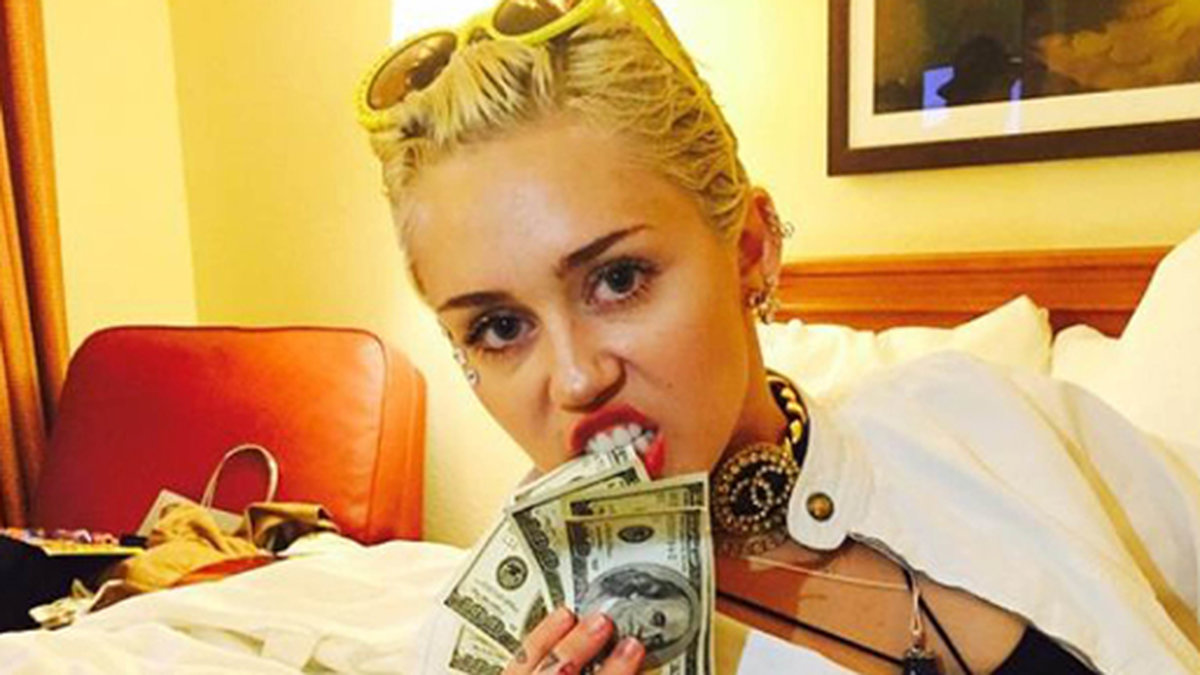 Miley käkar lite pengar. 