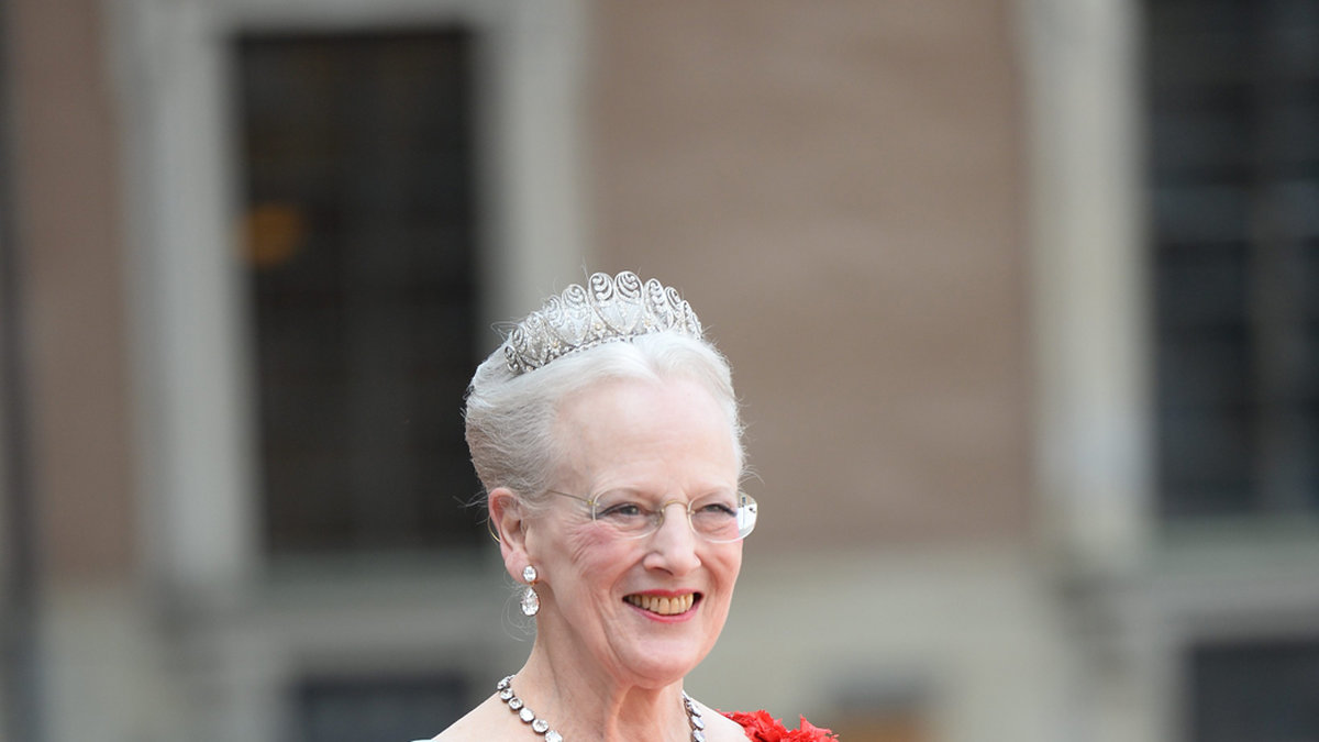Drottning Margrethe av Danmark valde en röd klänning. 