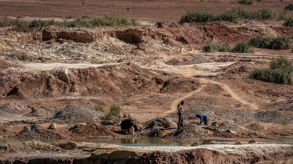Illegala gruvarbetare letar guld vid en övergiven gruva väster om Johannesburg i Sydafrika i augusti. Arkivbild.