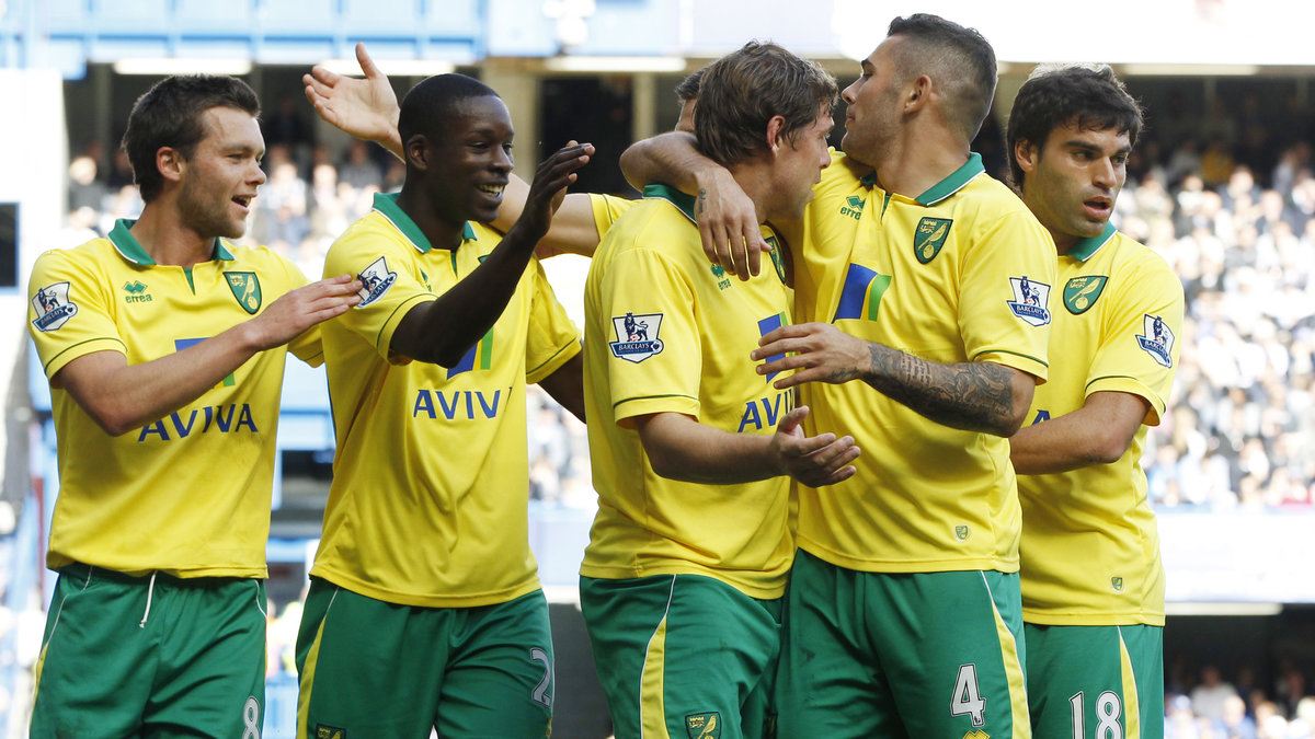 Glada Norwich-spelare, som klättrade upp från nedflyttningsplats i och med segern mot Arsenal.