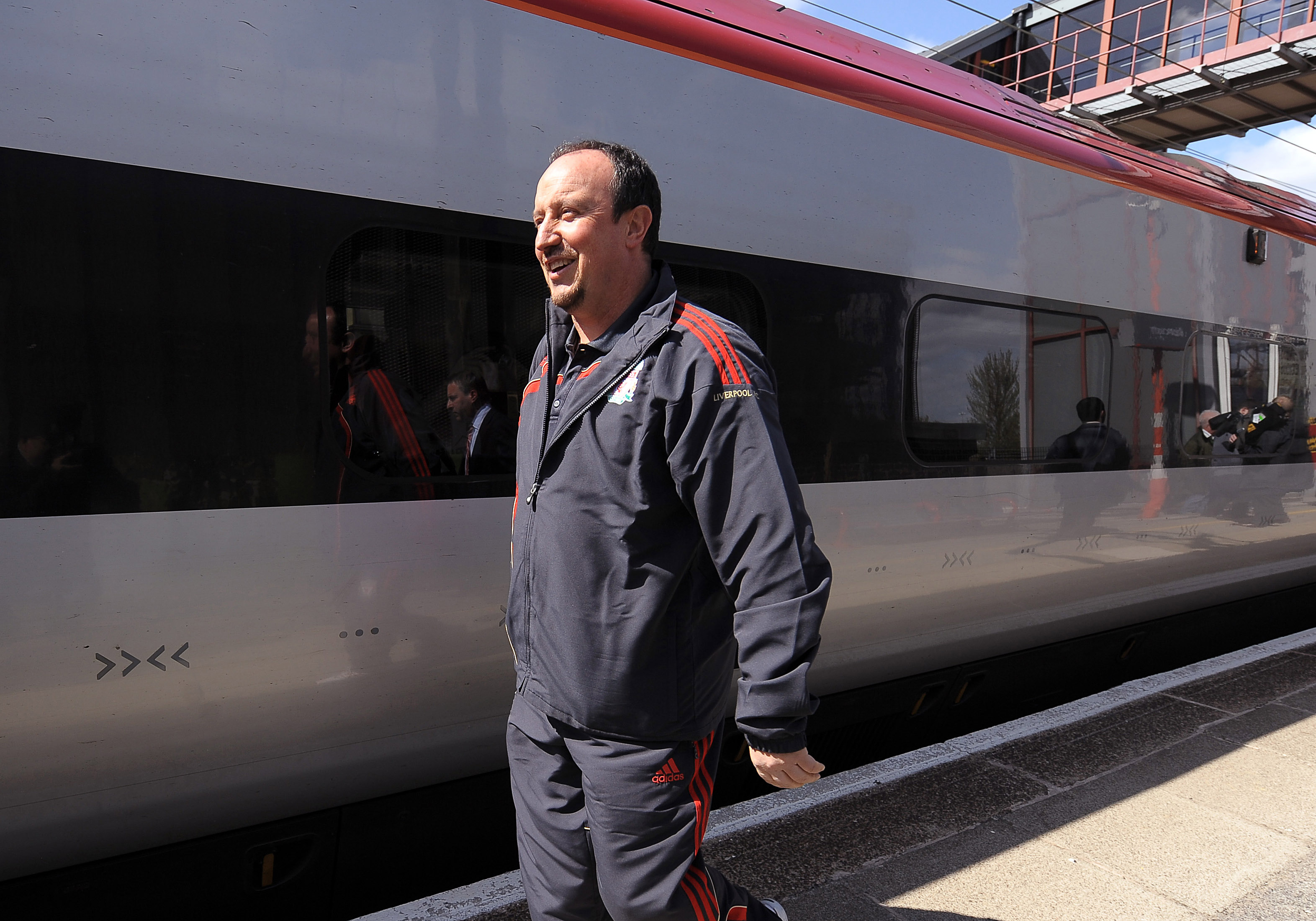 Liverpools manager, Rafael Benitez, utanför tåget.