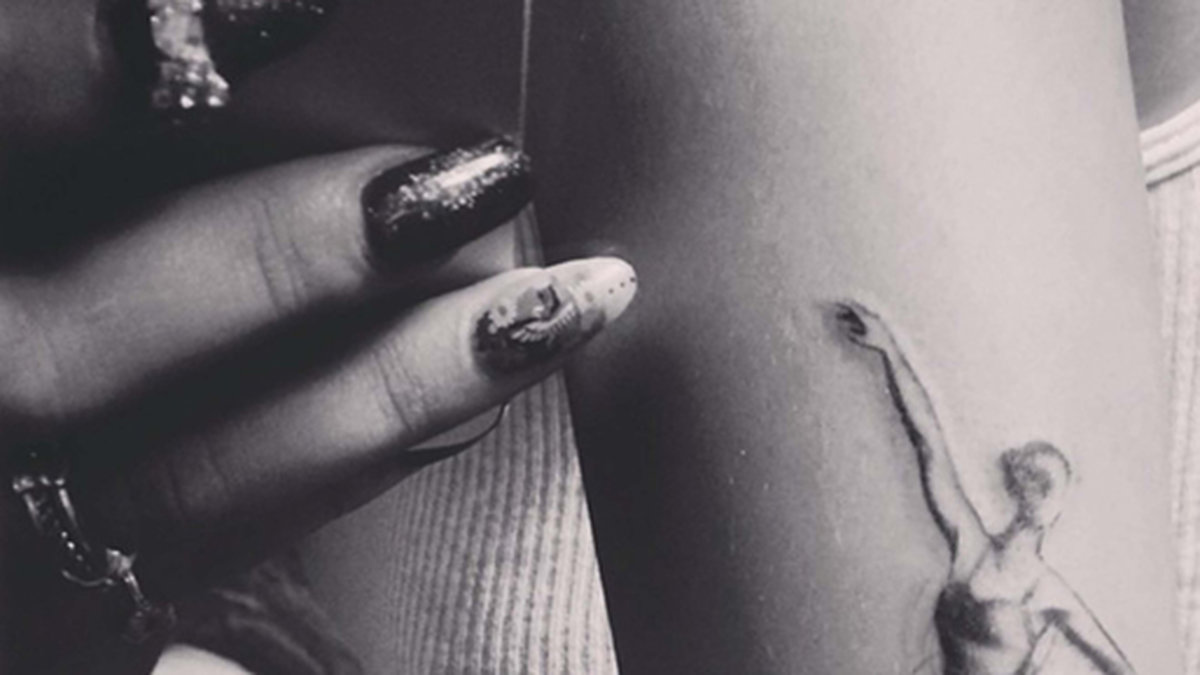 Rita Ora visar upp sin nya tatuering.